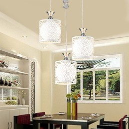 Lámpara colgante de hierro forjado con tres luces colgantes de cristal, contemporánea y minimalista.