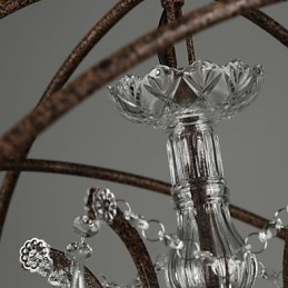 Lámpara de araña de cristal tradicional clásica de metal.