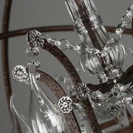 Lámpara de araña de cristal tradicional clásica de metal.