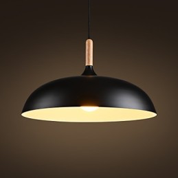 Lámpara colgante retro de madera y metal para cafetería.