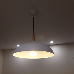 Lámpara colgante retro de madera y metal para cafetería.