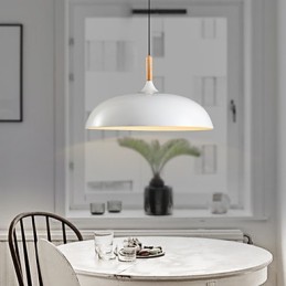 Lámpara colgante retro de madera y metal para cafetería.
